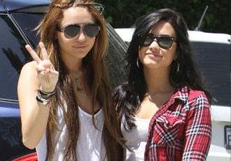 Los escotes de Miley Cyrus y Demi Lovato Los escotes de Miley Cyrus y Demi Lovato